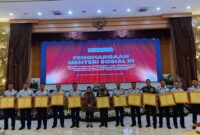 Dandim 1715/Yahukimo Letkol Inf Tommy Yudistyo, S.Sos.,M.Han. Kabupaten Yahukimo, Papua Pegunungan, menerima penghargaan