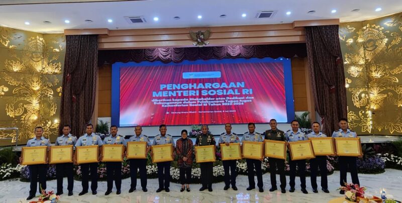 Dandim 1715/Yahukimo Letkol Inf Tommy Yudistyo, S.Sos.,M.Han. Kabupaten Yahukimo, Papua Pegunungan, menerima penghargaan
