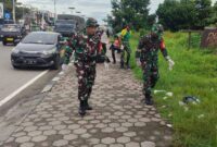 Babinsa Koramil 02/Timika, Kodim 1710/Mimika Serka Philipus Paringgi bersama dengan warga masyarakat melaksanakan kegiatan kerja bakti