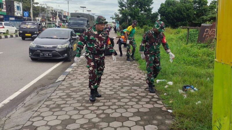 Babinsa Koramil 02/Timika, Kodim 1710/Mimika Serka Philipus Paringgi bersama dengan warga masyarakat melaksanakan kegiatan kerja bakti