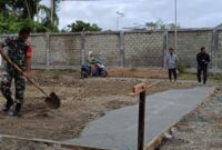 Babinsa Koramil 02/Timika Kodim 1710/Mimika, Sertu Rusdin Wali bersama warga desa melakukan kerja bakti pembuatan sarana olahraga