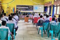 Danramil 1710-07/Mapurujaya Kapten Inf Hely Sukmajaya memberikan materi Wawasan Kebangsaan dan Cinta Tanah Air