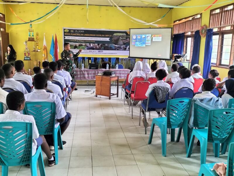 Danramil 1710-07/Mapurujaya Kapten Inf Hely Sukmajaya memberikan materi Wawasan Kebangsaan dan Cinta Tanah Air