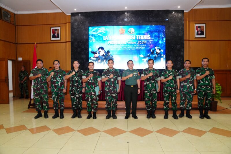 Kepala Pusat Penerangan (Kapuspen) TNI Mayjen TNI Dr. Nugraha Gumilar, M.Sc., menutup Latihan Fungsi Teknis Penerangan (Latfungnispen)