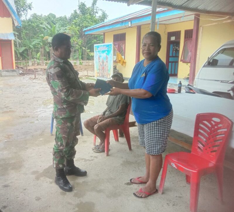 Babinsa Koramil 1710-07/Mapurujaya dipimpin Peltu Khoirul Anwar menggelar komunikasi sosial sembari menyerahkan bantuan