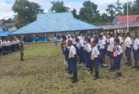 Babinsa Koramil 1710-03/Kuala Kencana dipimpin Serka Yusup Mirip memberikan pelatihan Peraturan Baris Berbaris