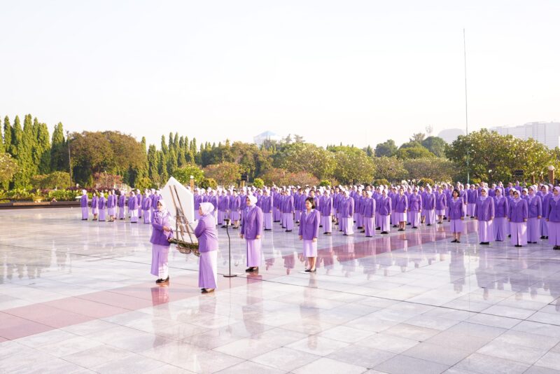 Ketua Umum Ikatan Kesejahteraan Keluarga TNI Pragati Wira Anggini (Ketum IKKT PWA) Ny. Evi Agus Subiyanto beserta rombongan