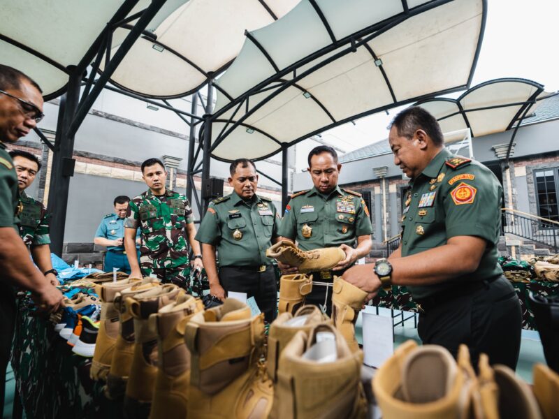 Panglima TNI Jenderal TNI Agus Subiyanto meninjau Gelar bekal Perlengkapan Satgas Operasi Pemeliharaan Perdamaian Dunia