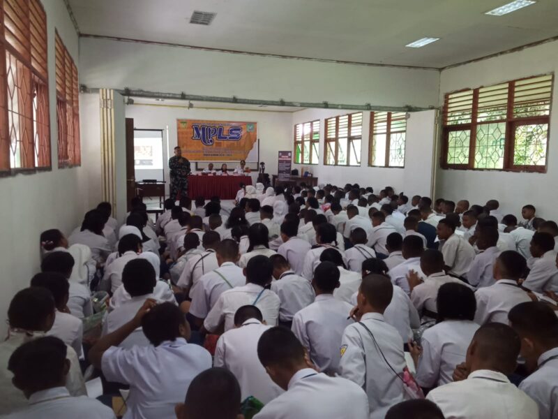 Danramil 1710-03/Kuala Kencana Kapten Inf Gertaim Pakpahan memberikan materi wawasan kebangsaan (Wasbang) kepada 410 siswa-siswi baru