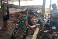 Sertu Rusdin Wali melaksanakan Komsos bersama bapak Kuslan yang merupakan pemilik pabrik sagu yang berlokasi di Kel. Kamoro Jaya