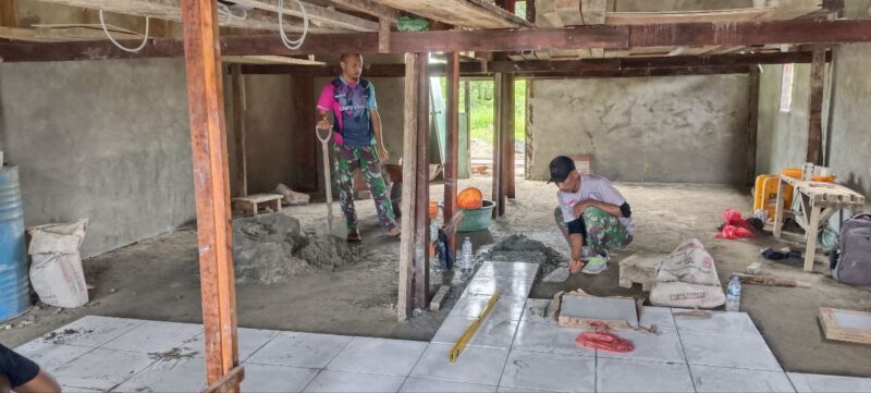 Anggota Kodim 1710/Mimika dipimpin Pelda Edy Mangende dengan penuh semangat melaksanakan kegiatan pembenahan pangkalan