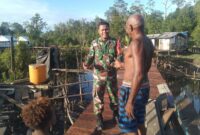 Babinsa Koramil 1710-07/Mapurujaya Sertu Yulius Nampe yang melaksanakan Komsos dengan masyarakat nelayan, Bapak Benyamin Mifaro