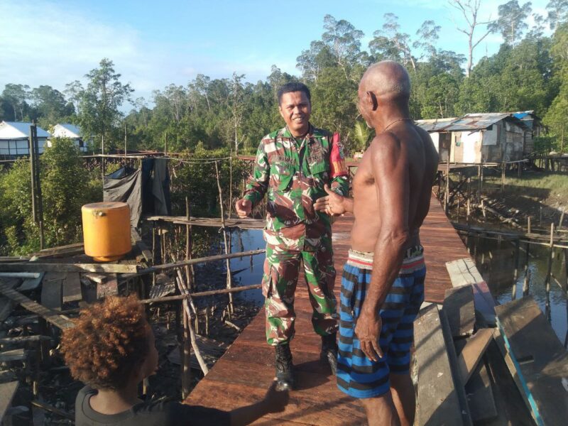 Babinsa Koramil 1710-07/Mapurujaya Sertu Yulius Nampe yang melaksanakan Komsos dengan masyarakat nelayan, Bapak Benyamin Mifaro