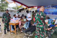 Babinsa Koramil 1710-02/Timika dipimpin Serka Aloysius Weyau membantu pelaksanaan kegiatan donor darah