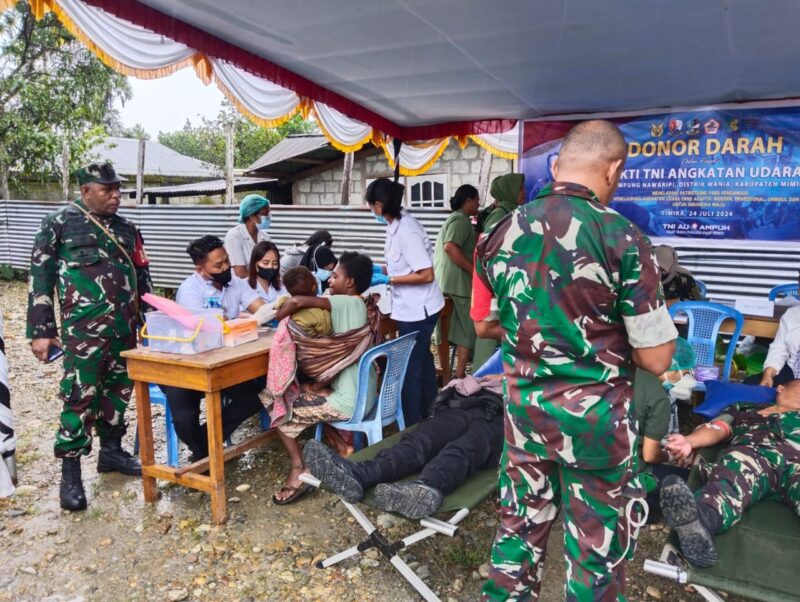 Babinsa Koramil 1710-02/Timika dipimpin Serka Aloysius Weyau membantu pelaksanaan kegiatan donor darah