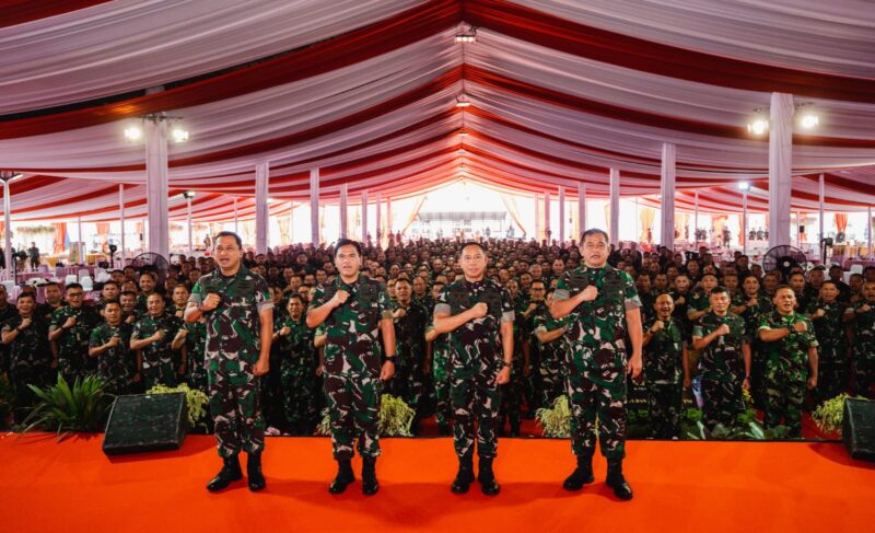 Panglima TNI Jenderal TNI Agus Subiyanto didampingi Kasad Jenderal TNI Maruli Simanjuntak, Kasal Laksamana TNI Muhammad Ali dan Kasau Marsekal TNI Mohamad Tonny Harjono