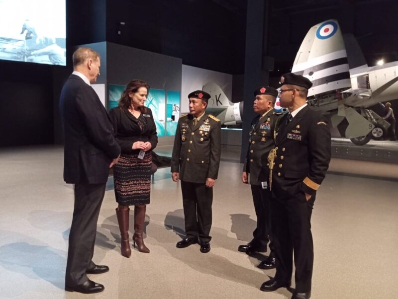 Asops Panglima TNI, Mayjen TNI Gabriel Lema, berkunjung ke War Memorial Australia, didampingi Mr. Rod Griffiths dari Australian DoD