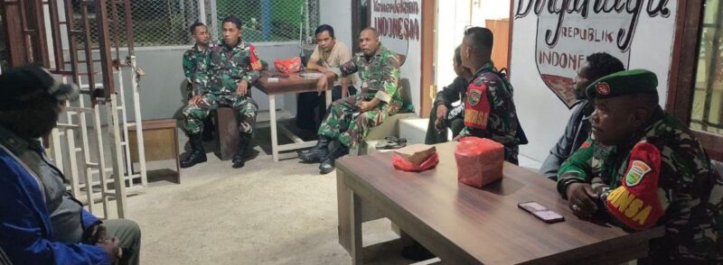 Babinsa dari Koramil 1710-02/Timika secara rutin melaksanakan patroli ke wilayah-wilayah yang menjadi tanggung jawabnya