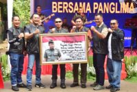 Panglima TNI Jenderal TNI Agus Subiyanto menggelar Bhakti Sosial dengan memberikan santunan kepada anak yatim piatu serta Warakawuri