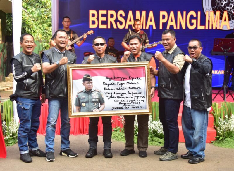 Panglima TNI Jenderal TNI Agus Subiyanto menggelar Bhakti Sosial dengan memberikan santunan kepada anak yatim piatu serta Warakawuri