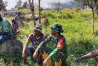 Babinsa Koramil 1710-05/Jila dipimpin Sertu Lambertus Stevanus melaksanakan Komsos dengan masyarakat binaan di Kp. Pasir Putih