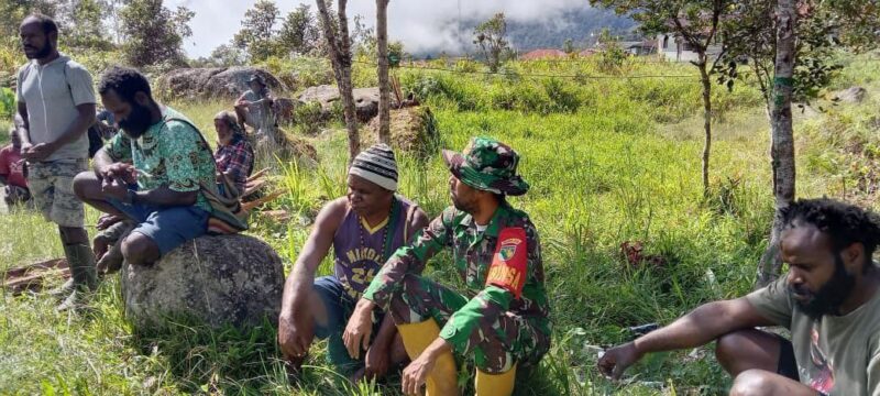 Babinsa Koramil 1710-05/Jila dipimpin Sertu Lambertus Stevanus melaksanakan Komsos dengan masyarakat binaan di Kp. Pasir Putih