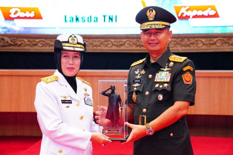 Kasum TNI Letjen TNI Bambang Ismawan, S.E., M.M. mewakili Panglima TNI Jenderal TNI Agus Subiyanto memimpin upacara Serah Terima Jabatan (Sertijab) Kapuspsi TNI