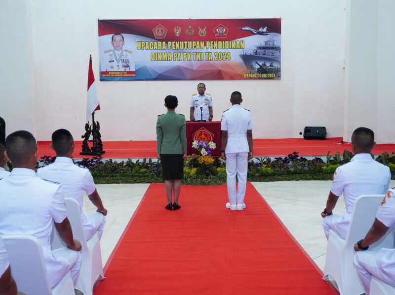 Komandan Komando Pembina Doktrin, Pendidikan dan Latihan (Dankodiklat) TNI Laksdya TNI Maman Firmansyah memimpin upacara penutupan