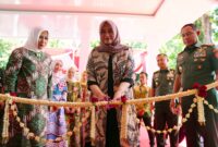Ketua Umum (Ketum) Ikatan Kesejahteraan Keluarga TNI Pragati Wira Anggini (IKKT PWA) Ny. Evi Agus Subiyanto meresmikan Renovasi Kantor IKKT PWA
