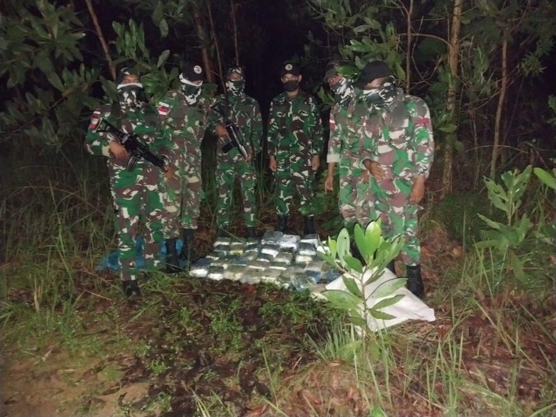 Satuan tugas (Satgas) TNI dari Batalyon Kavaleri 12/BC Pos Satgas Pamtas Gabma Temajuk berhasil menggagalkan upaya penyelundupan