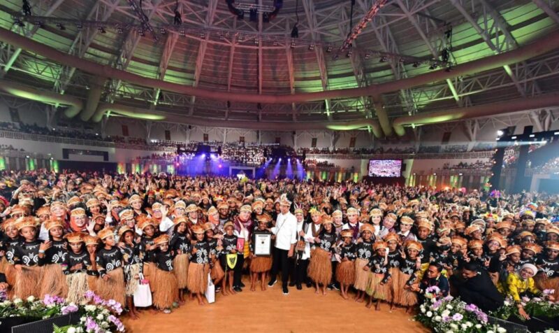 Panglima TNI Jenderal TNI Agus Subiyanto mendampingi Presiden Joko Widodo pada acara puncak peringatan Hari Anak Nasional (HAN) ke-40