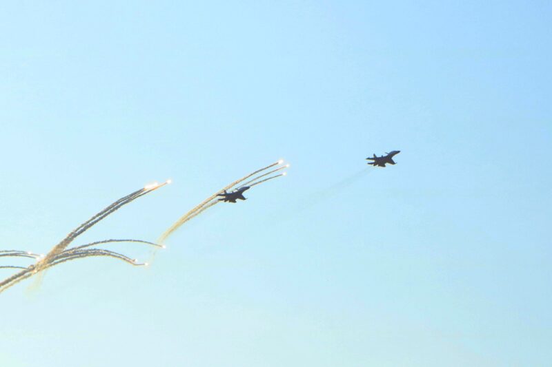 Dua Jet Tempur Sukhoi SU-30 MK2 dari Skadron Udara 11, Pesawat Hercules C-130 dari Skadron Udara 33 dan Pesawat Boeing 737-200 dari Skadron Udara 5 Lanud Sultan Hasanuddin berhasil memukau