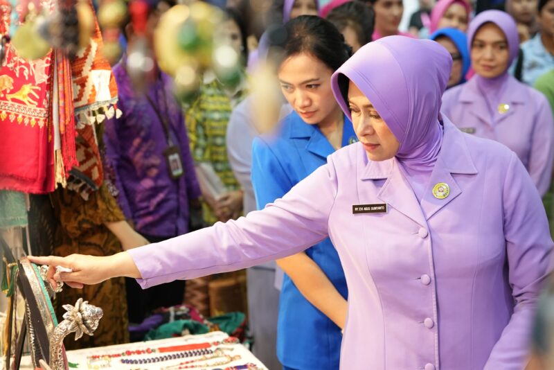 Ketua Umum Dharma Pertiwi Ny. Evi Agus Subiyanto, menghadiri kegiatan Bazaar Kreasi Bhayangkari Nusantara 2024