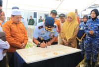 Komandan Lanud Sultan Hasanuddin Marsma TNI Bonang Bayuaji G, S.E., M.M., CHRMP., meresmikan penggunaan sumur bor di Desa Panjallingan
