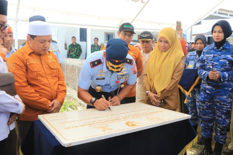 Komandan Lanud Sultan Hasanuddin Marsma TNI Bonang Bayuaji G, S.E., M.M., CHRMP., meresmikan penggunaan sumur bor di Desa Panjallingan