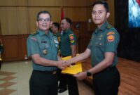 Kepala Pusat Penerangan (Kapuspen) TNI Mayjen TNI Nugraha Gumilar memberikan Reward atau penghargaan bagi  Prajurit-prajurit Puspen TNI