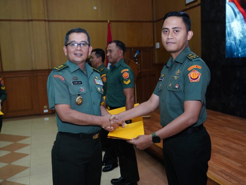 Kepala Pusat Penerangan (Kapuspen) TNI Mayjen TNI Nugraha Gumilar memberikan Reward atau penghargaan bagi Prajurit-prajurit Puspen TNI