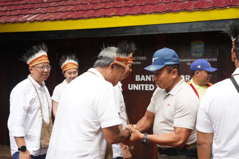 Pangdam XVIII/Kasuari, Mayjen TNI Haryanto, S.I.P., M.Tr.(Han)., bekerja sama dengan United Traktors, menyerahkan bantuan berupa mesin