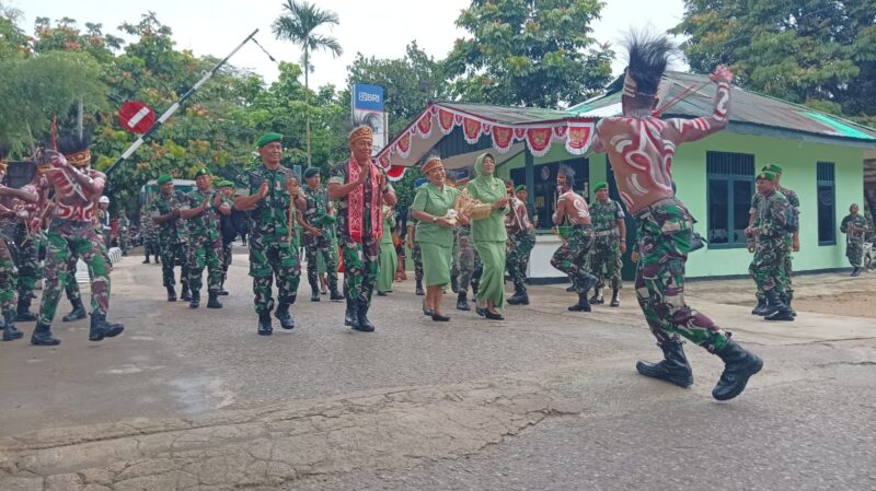 Pangdam XVIII/Kasuari, Mayjen TNI Haryanto, S.I.P., M.Tr.(Han), yang didampingi Ketua Persit KCK Daerah XVIII/Kasuari, Ny. Rina Haryanto melaksanakan kunjungan kerja