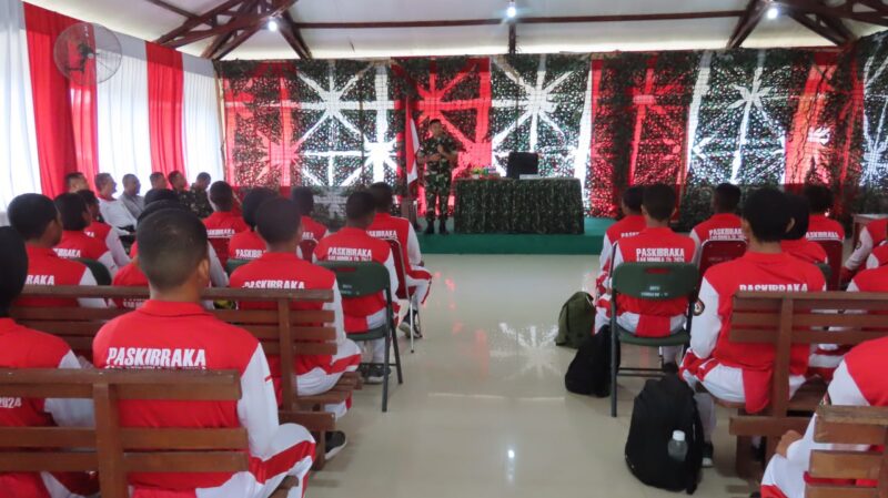 Dandim 1710/Mimika Letkol Inf Dedy Dwi Cahyadi memberikan motivasi dan semangat kepada anggota Paskibraka tingkat Kabupaten Mimika