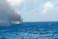 KN Singa Laut-402 telah berhasil mengevakuasi penumpang dan kru kapal KM Niki Sejahtera yang mengalami kebakaran