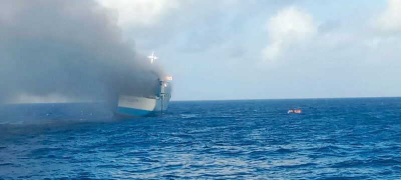 KN Singa Laut-402 telah berhasil mengevakuasi penumpang dan kru kapal KM Niki Sejahtera yang mengalami kebakaran