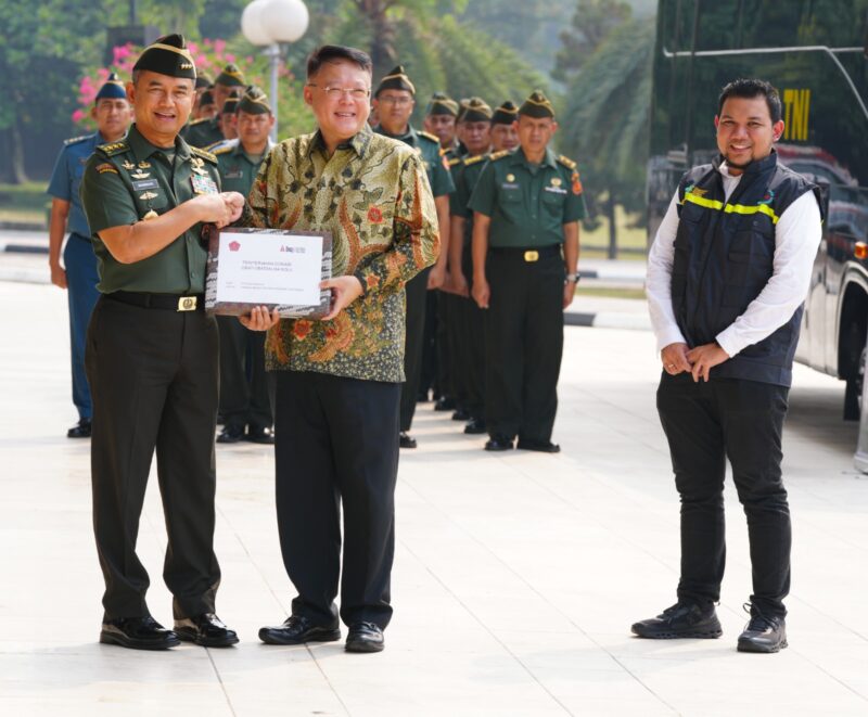 Kepala Staf Umum TNI Letjen TNI Bambang Ismawan, S.E., M.M., memimpin acara penyerahan kendaraan Dinas UO Mabes TNI dan penerimaan Alat Kesehatan (Alkes) dan obat-obatan dari Kementerian Kesehatan dan PT. Deksa Medica