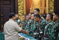 Menteri Pertahanan Republik Indonesia Prabowo Subianto memberikan pembekalan kepada 40 personel tenaga kesehatan (nakes) TNI