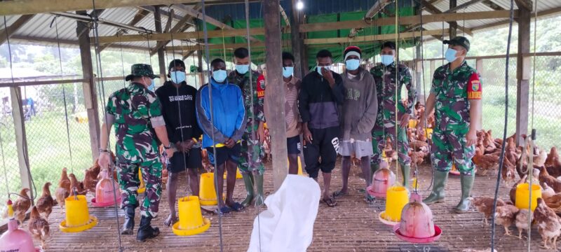 Kodim 1710/Mimika melaksanakan program bakti kemandirian masyarakat yang dilaksanakan di Kampung Limau Asri SP5, Distrik Iwaka