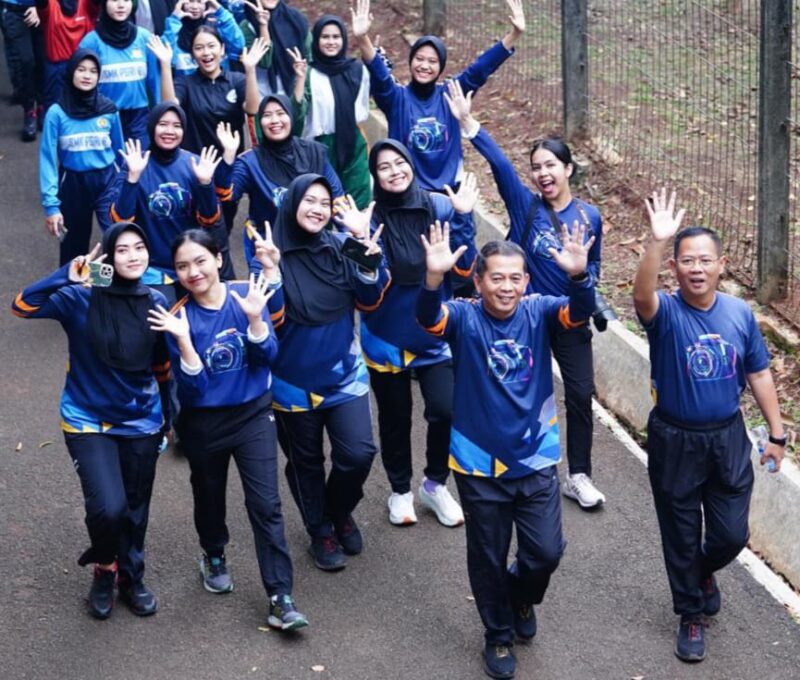 Kepala Pusat Penerangan (Kapuspen) TNI Mayjen TNI Dr. Nugraha Gumilar, M.Sc., di penghujung jabatannya menggelar gerak jalan santai bersama seluruh personel Puspen TNI