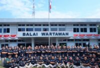 Kepala Pusat Penerangan Tentara Nasional Indonesia (Kapuspen TNI) Mayjen TNI Dr. Nugraha Gumilar, M.Sc., melaksanakan exit briefing kepada seluruh personel Puspen TNI