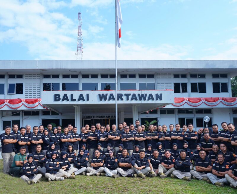 Kepala Pusat Penerangan Tentara Nasional Indonesia (Kapuspen TNI) Mayjen TNI Dr. Nugraha Gumilar, M.Sc., melaksanakan exit briefing kepada seluruh personel Puspen TNI