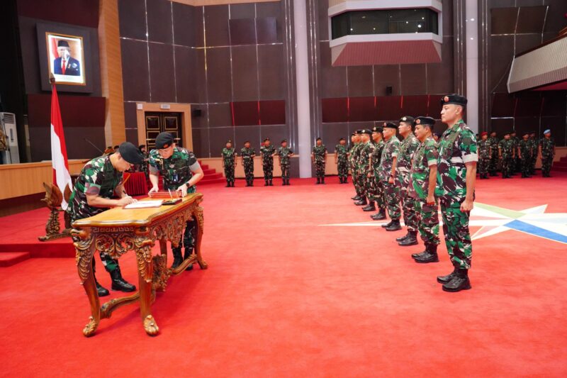 Kasum TNI Letjen TNI Bambang Ismawan mewakili Panglima TNI Jenderal TNI Agus Subiyanto memimpin acara Serah Terima Jabatan