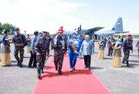 Kepala Staf Angkatan Laut (Kasal) Laksamana TNI Dr. Muhammad Ali, S.E., M.M., M.Tr.Opsla., beserta Ketua Umum Jalasenastri Ny. Fera Muhammad Ali dan Rombongan saat melaksanakan kunjungan kerja